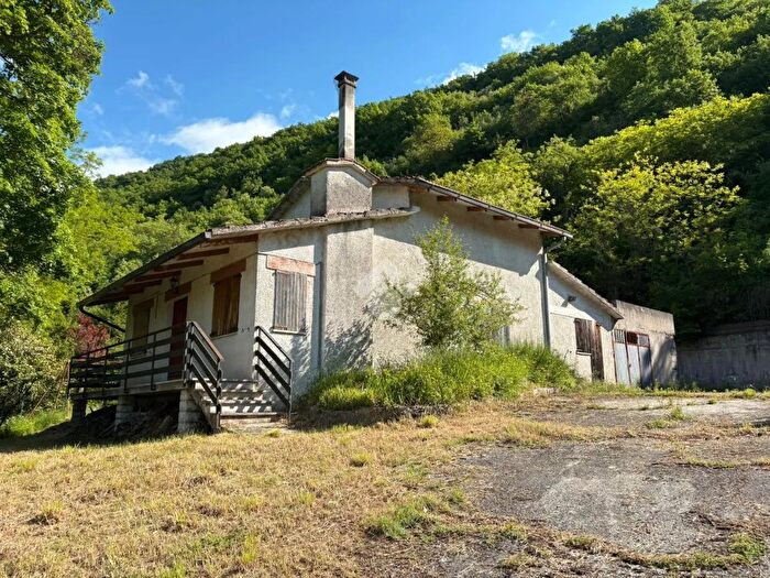 Casa con 6 locali in vendita in Via Flaminia, Cantiano
