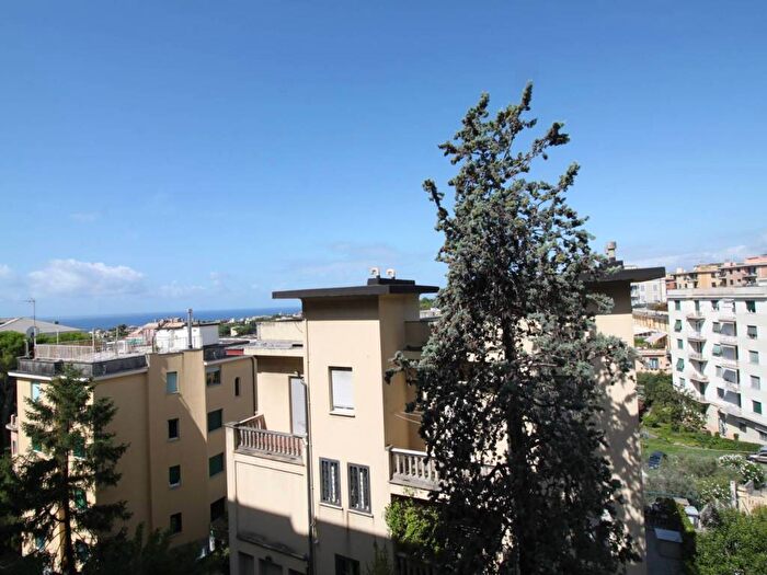 Appartamento trilocale in affitto in Via Domenico Viviani, Albaro, Genova