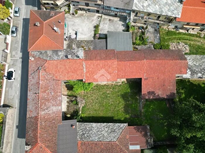 Casa con 8 locali in vendita in Via Roma, Envie