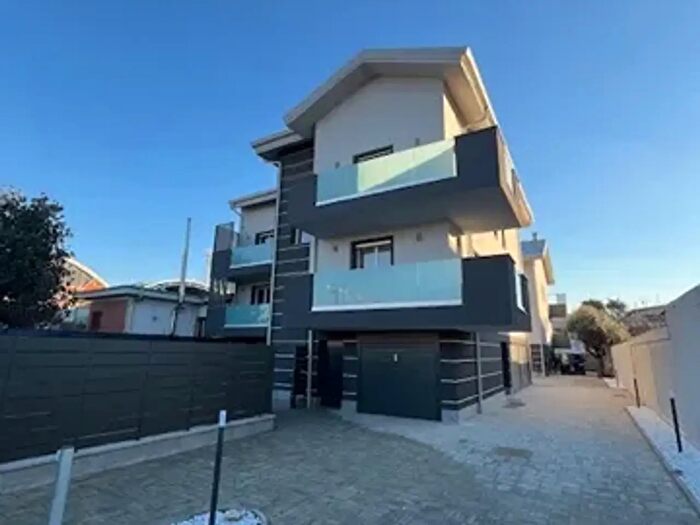 Appartamento quadrilocale in vendita in Via della Croce Rossa Italiana, Nova Milanese