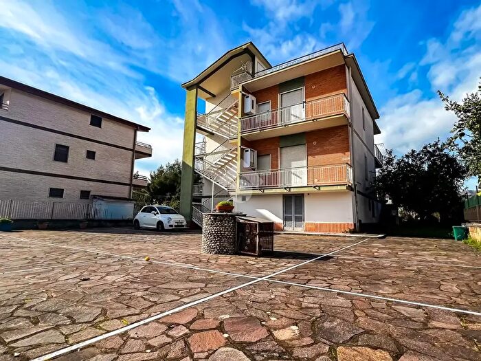 Appartamento con 12 locali in vendita in Via degli Orti, Formia
