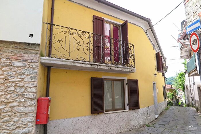 Casa con 5 locali in vendita in Fivizzano