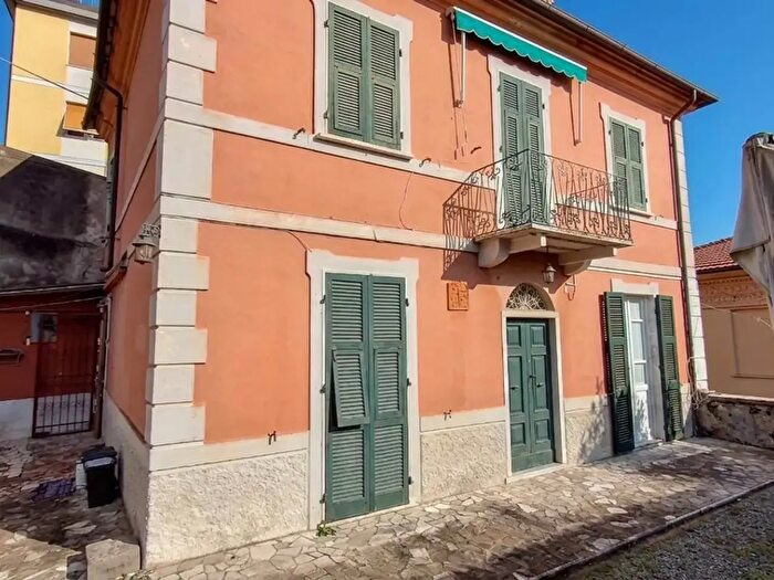 Casa con 7 locali in vendita in Lerici