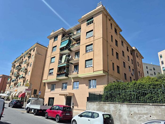 Appartamento con 7 locali in vendita in Via Vittorino Era, Genova