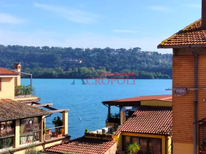 Appartamento quadrilocale in vendita in Viale Giuseppe Garibaldi, Trevignano Romano