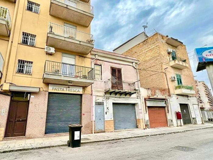Appartamento trilocale in vendita in Via Conceria, Palermo