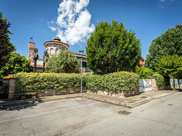 Casa con 6 locali in vendita in Via Marsilio da Carrara, Due Carrare