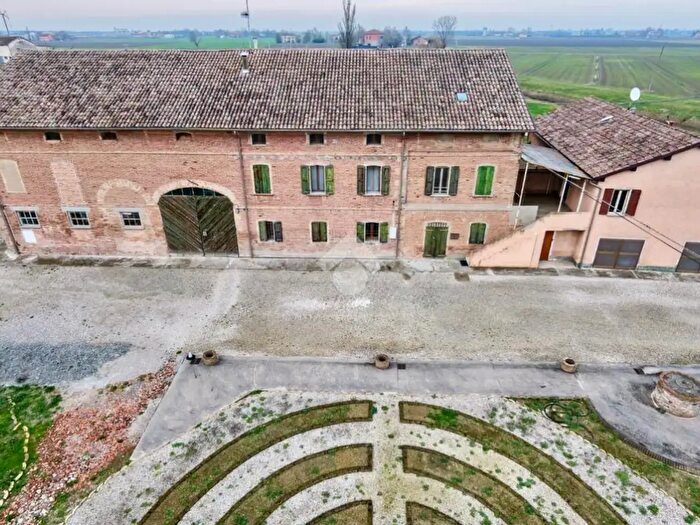 Casa con 7 locali in vendita in Str Casaletto, Novellara
