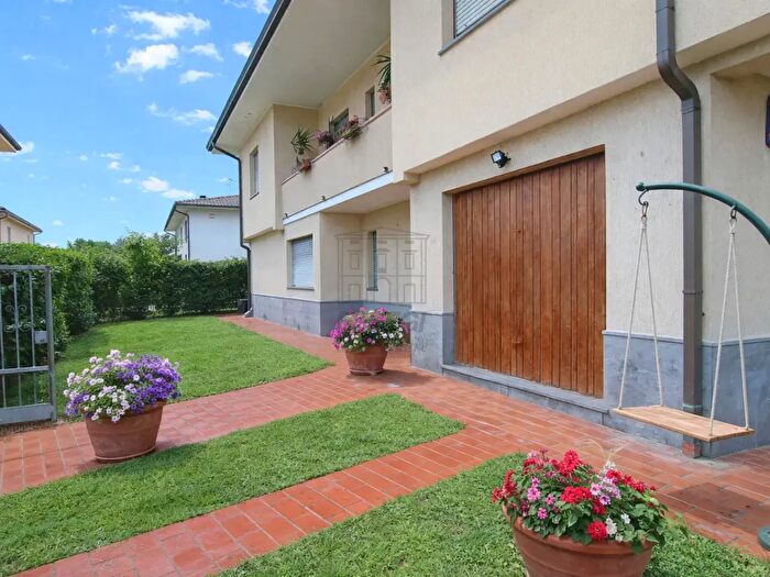 Casa con 11 locali in vendita in Via della Chiesa XI, Lucca