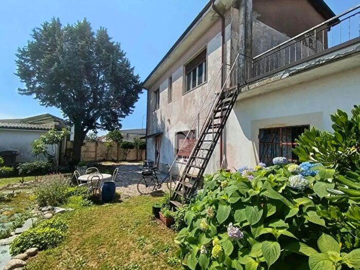 Casa quadrilocale in vendita in Via Isonzo, Robecco Sul Naviglio
