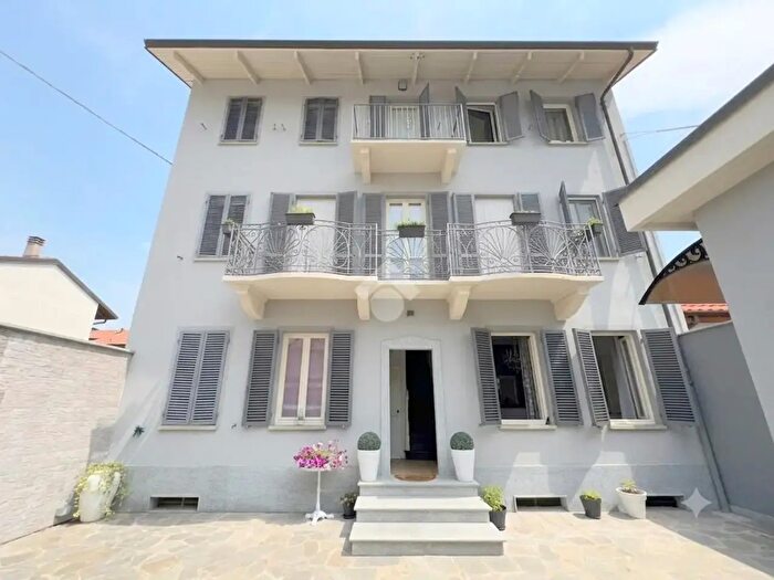 Casa con 8 locali in vendita in Via Repubblica, San Maurizio Canavese