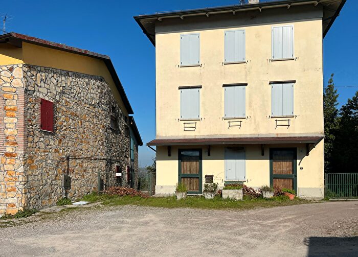 Casa con 6 locali in vendita in Viano