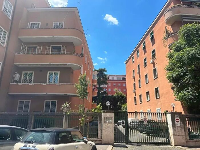 Appartamento quadrilocale in vendita in Via Apuania, Roma
