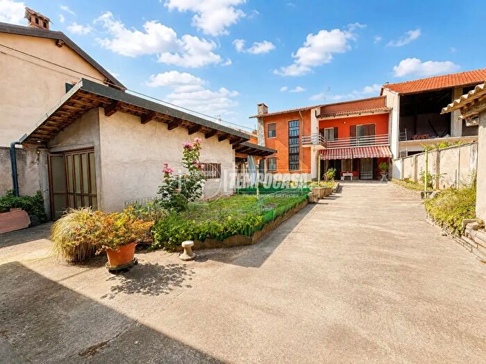 Casa con 9 locali in vendita in Via Isonzo, Caluso