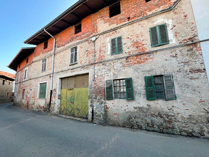 Casa con 7 locali in vendita in Via SantAntonio, Candelo