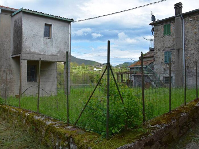 Casa con 6 locali in vendita in Via Rossano, Zeri