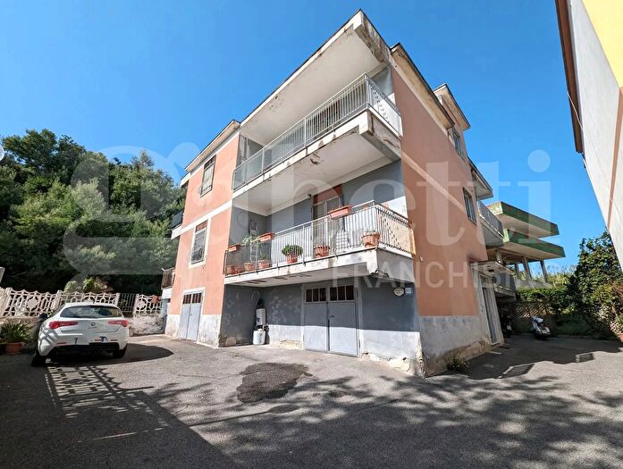 Appartamento con 5 locali in vendita in Via Torregaveta, Bacoli