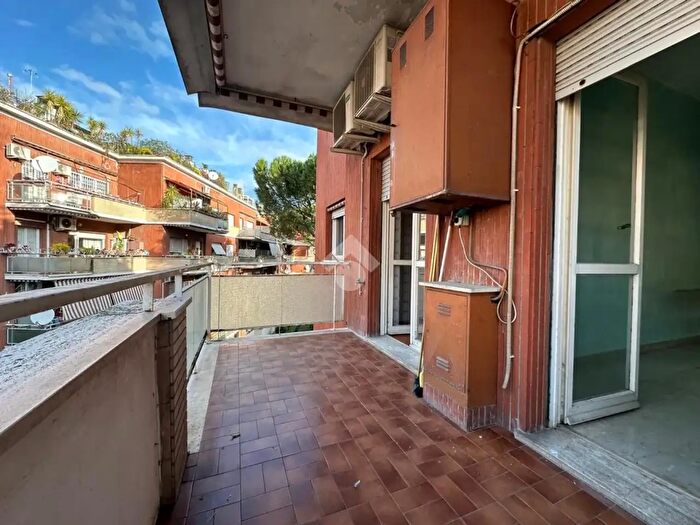 Appartamento trilocale in vendita in Via Franco Sacchetti, Roma