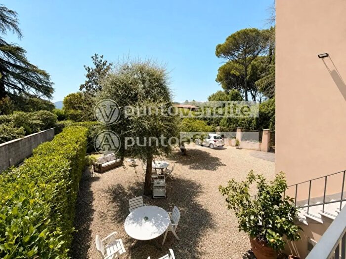Appartamento con 10 locali in vendita in Giuseppe Giusti, Lucca