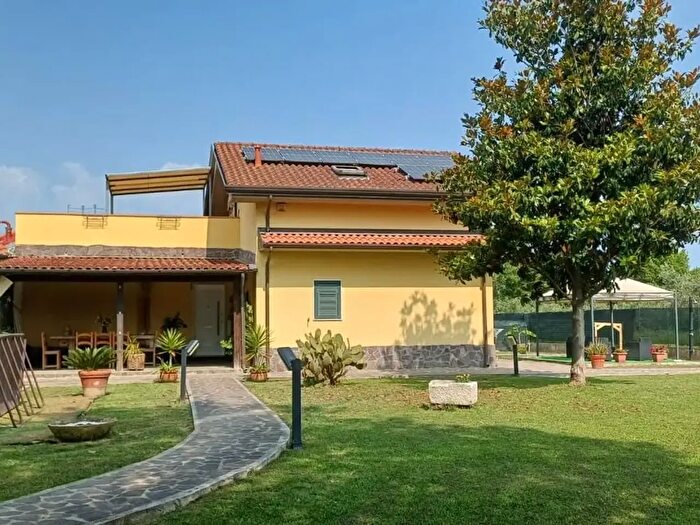 Casa con 7 locali in vendita in Carrara