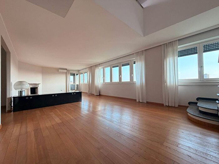 Casa con 6 locali in affitto in Via Francesco Melzi dEril, Paolo Sarpi, Milano