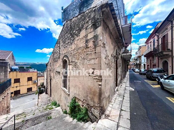 Appartamento trilocale in vendita in Via Pezza, Ragusa
