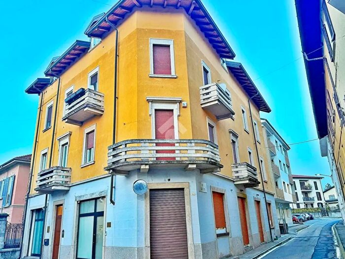 Appartamento trilocale in vendita in Via Piave, Sesto Calende