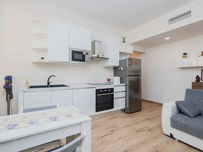 Appartamento trilocale in affitto in Via Carlo Ravizza, Milano