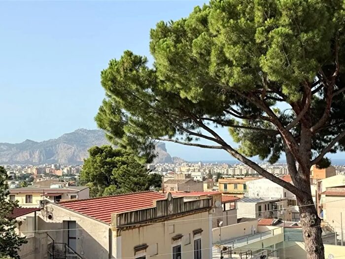 Appartamento quadrilocale in vendita in Via Zuppetta, Palermo