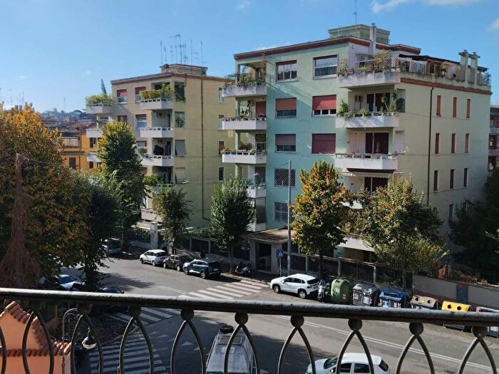 Appartamento con 5 locali in affitto in Viale delle Medaglie dOro, Medaglie dOro, Roma
