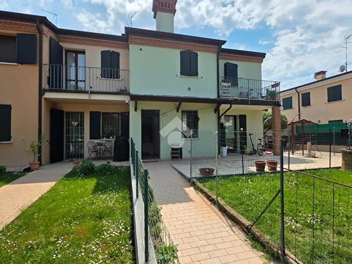 Appartamento trilocale in vendita in Via Cavour, Bagnolo San Vito