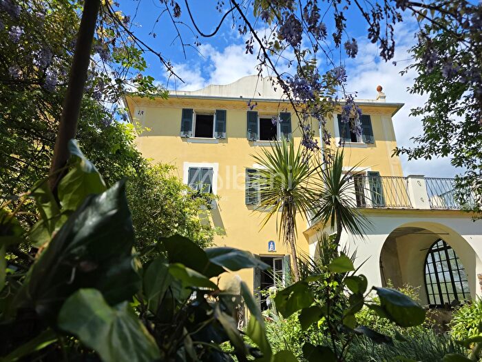 Casa con 17 locali in vendita in Vezzano Ligure