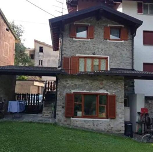 Casa trilocale in vendita in Via a Volta, Margno