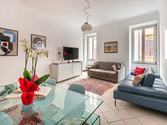 Appartamento trilocale in affitto in Via Rasella, Barberini, Roma