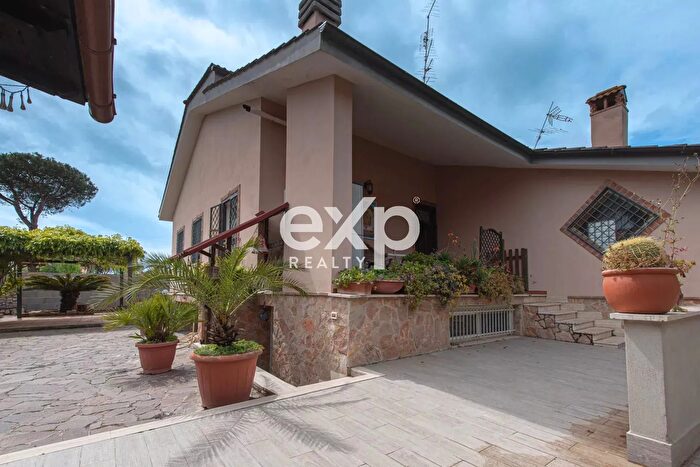 Casa con 14 locali in vendita in Roma