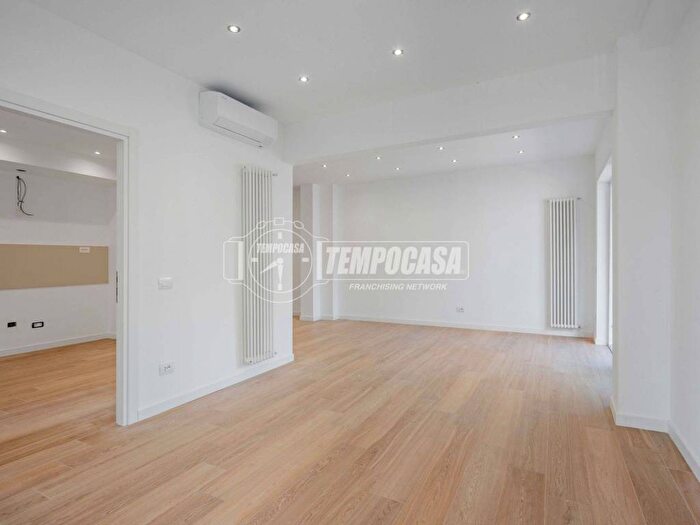 Appartamento trilocale in affitto in Viale Pasteur, Eur, Roma