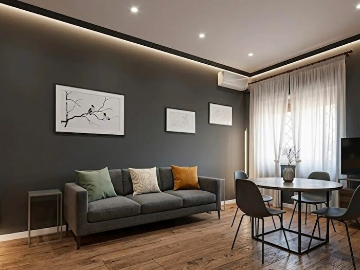 Appartamento trilocale in vendita in Via Castel del Rio, Roma