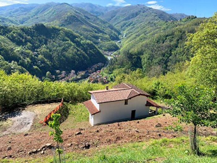 Casa con 6 locali in vendita in Bagni Di Lucca