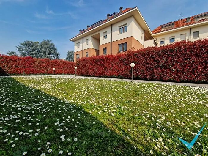 Appartamento trilocale in vendita in Via Leonardo da Vinci, Limbiate