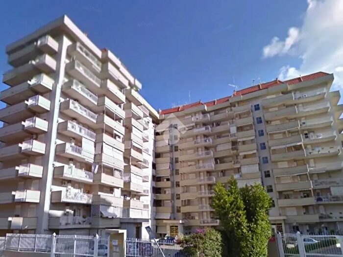 Appartamento trilocale in affitto in Via Luigi Cosenz, Palermo