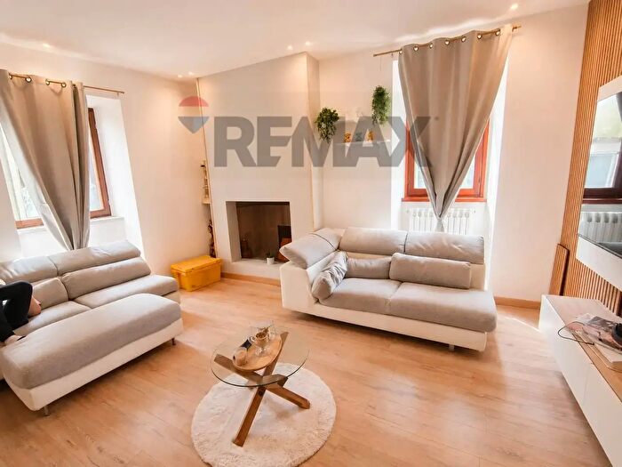 Appartamento con 7 locali in vendita in Via Piave, Cuvio