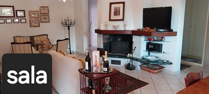 Casa con 6 locali in vendita in Carrara
