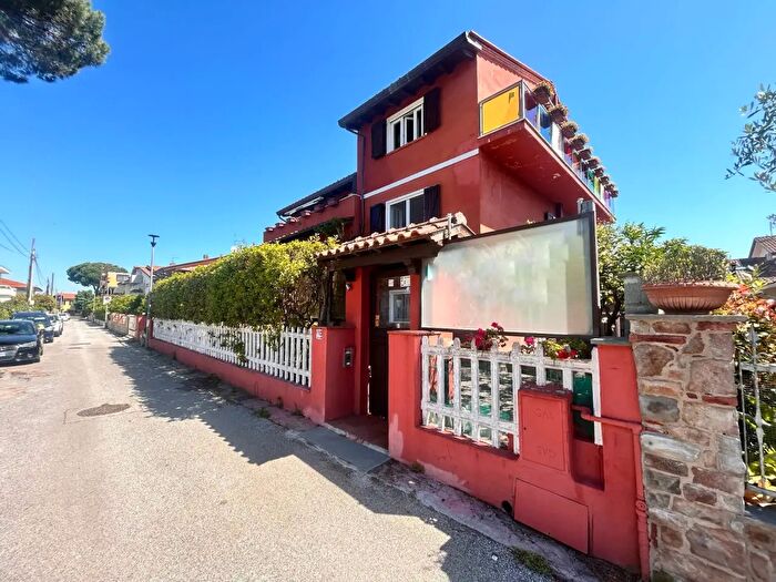 Casa con 9 locali in vendita in Via Butterfly, Viareggio