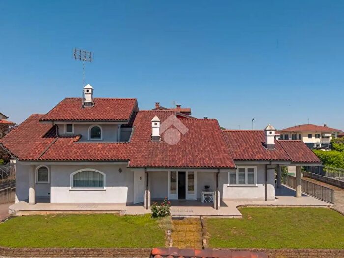 Casa con 7 locali in vendita in Via Vecchia di Cuneo a, Busca