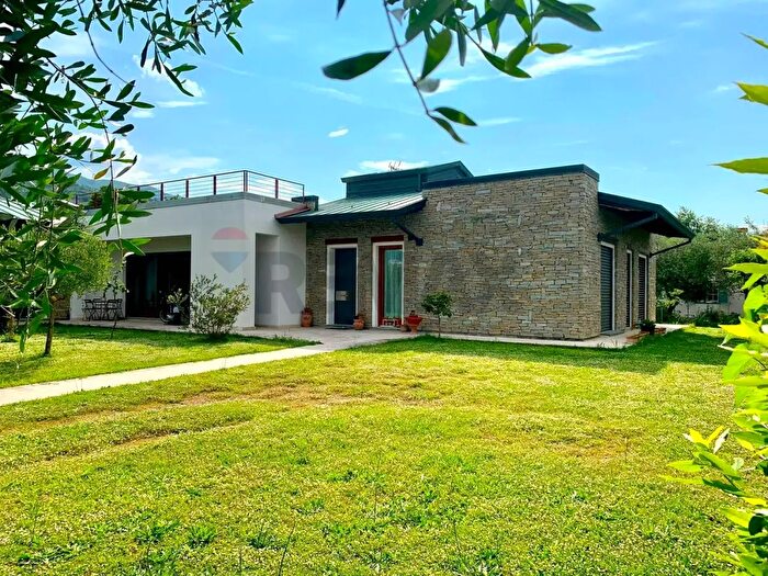 Casa con 10 locali in vendita in Montignoso