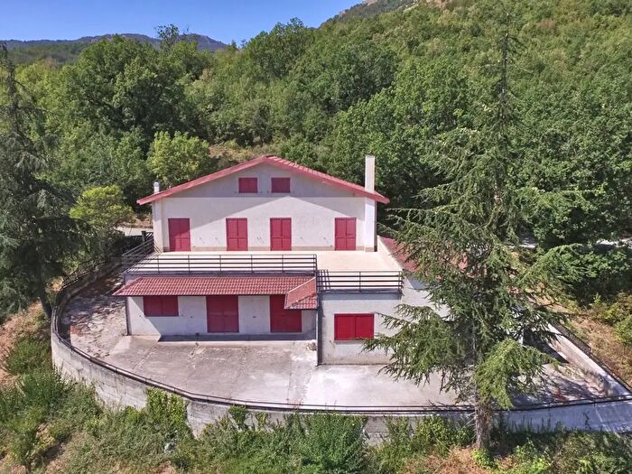 Casa con 5 locali in vendita in Marsico Nuovo