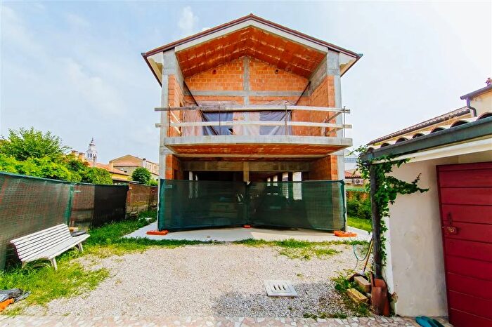 Casa con 6 locali in vendita in Via Vittoria Mirano, Mirano