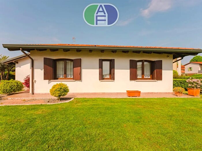 Casa con 9 locali in vendita in Via Sauro, Salzano