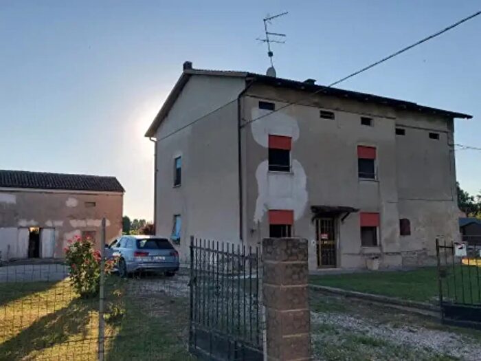 Casa con 6 locali in vendita in Strada Fantozza, Reggiolo