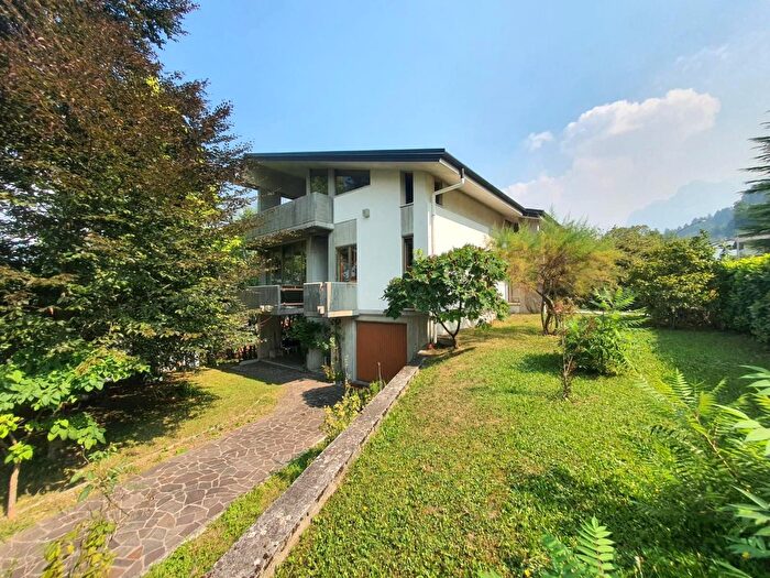 Casa con 6 locali in vendita in Via Carso, Tolmezzo